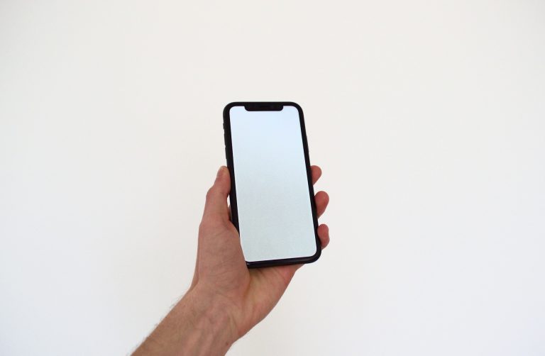 How to Choose the Right Mobile Phone for a Senior Loved One