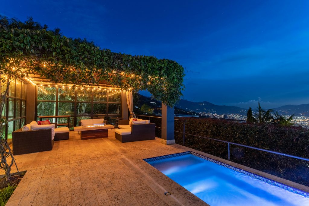 Custom Cabanas: The Perfect Pool Add-On for Family Fun