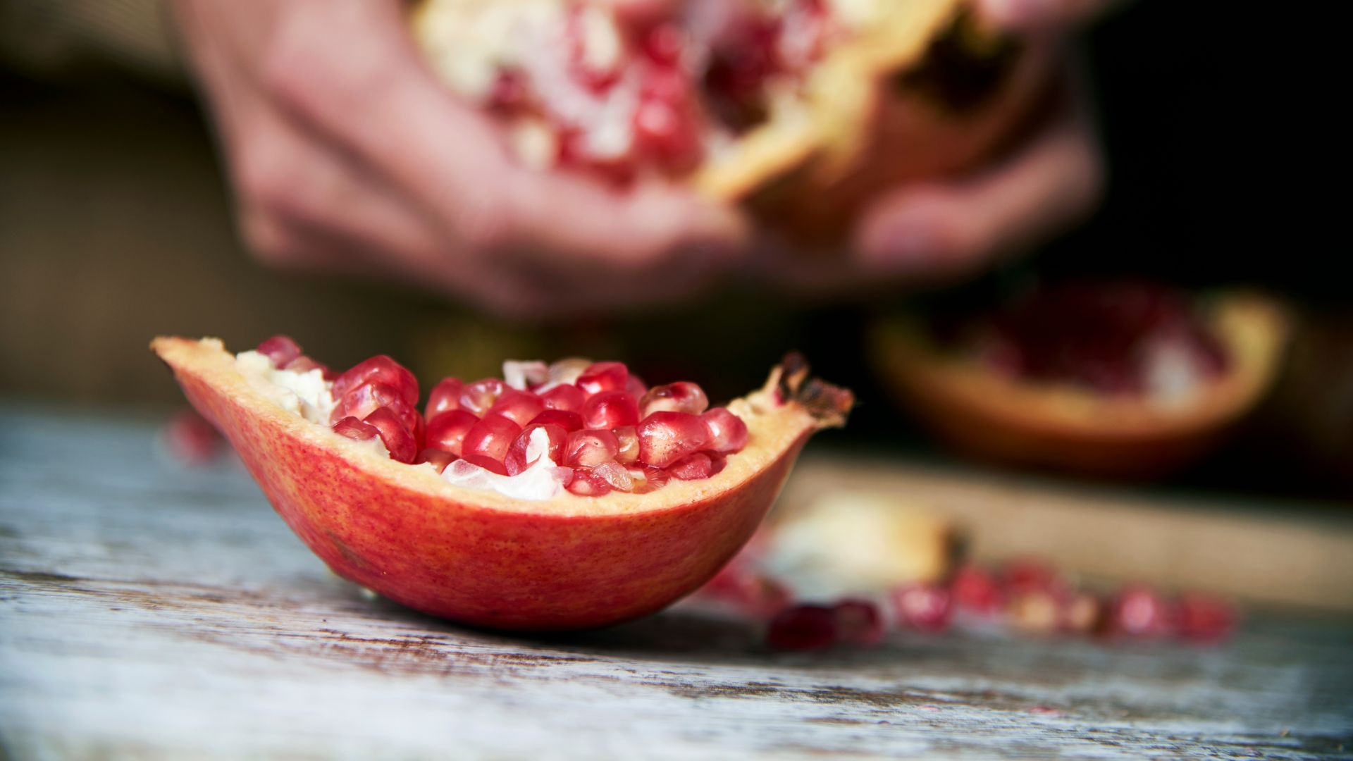 breaking pomogranets