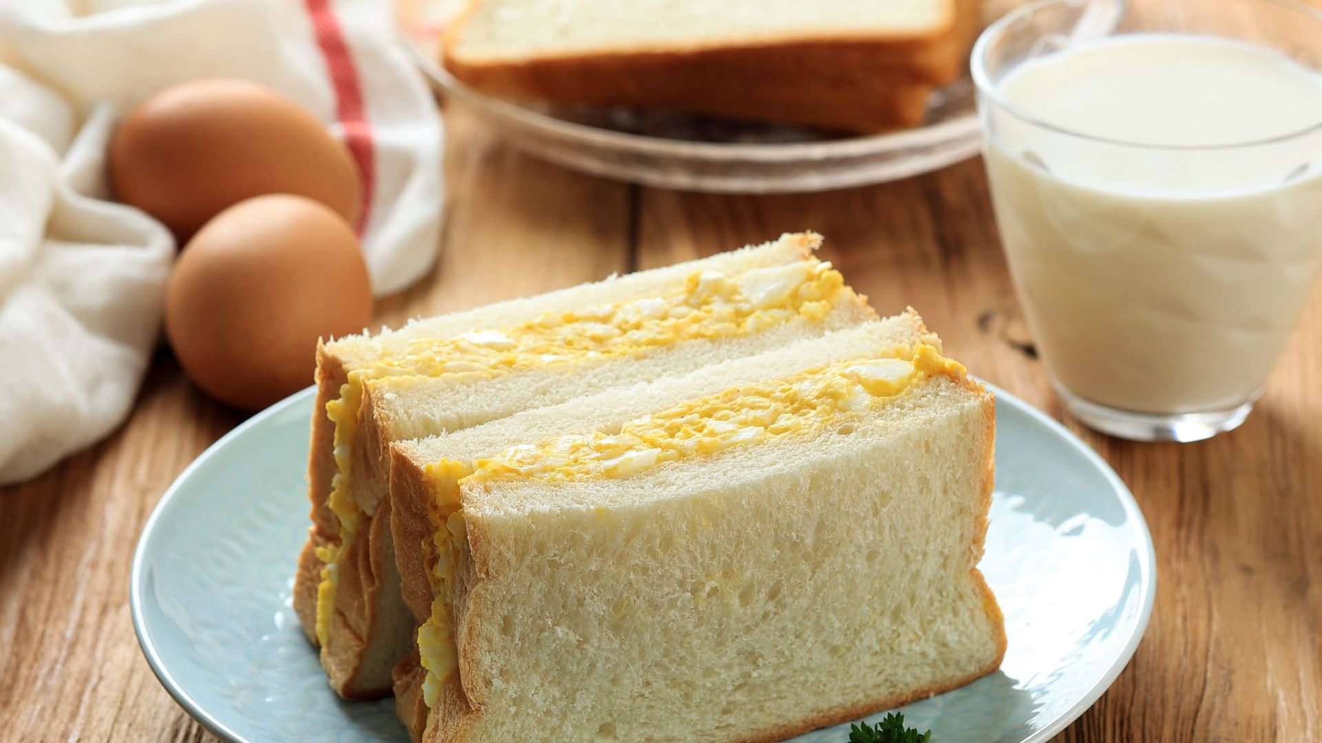 egg and cheese breakfast sandwich