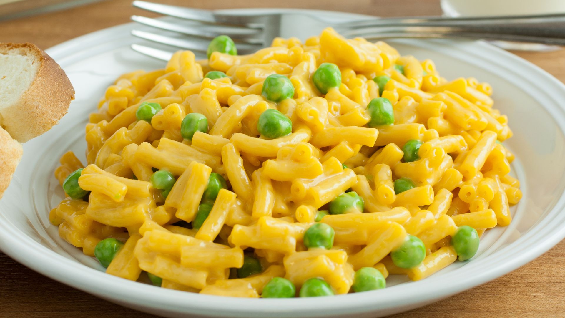 mac and cheese with peas
