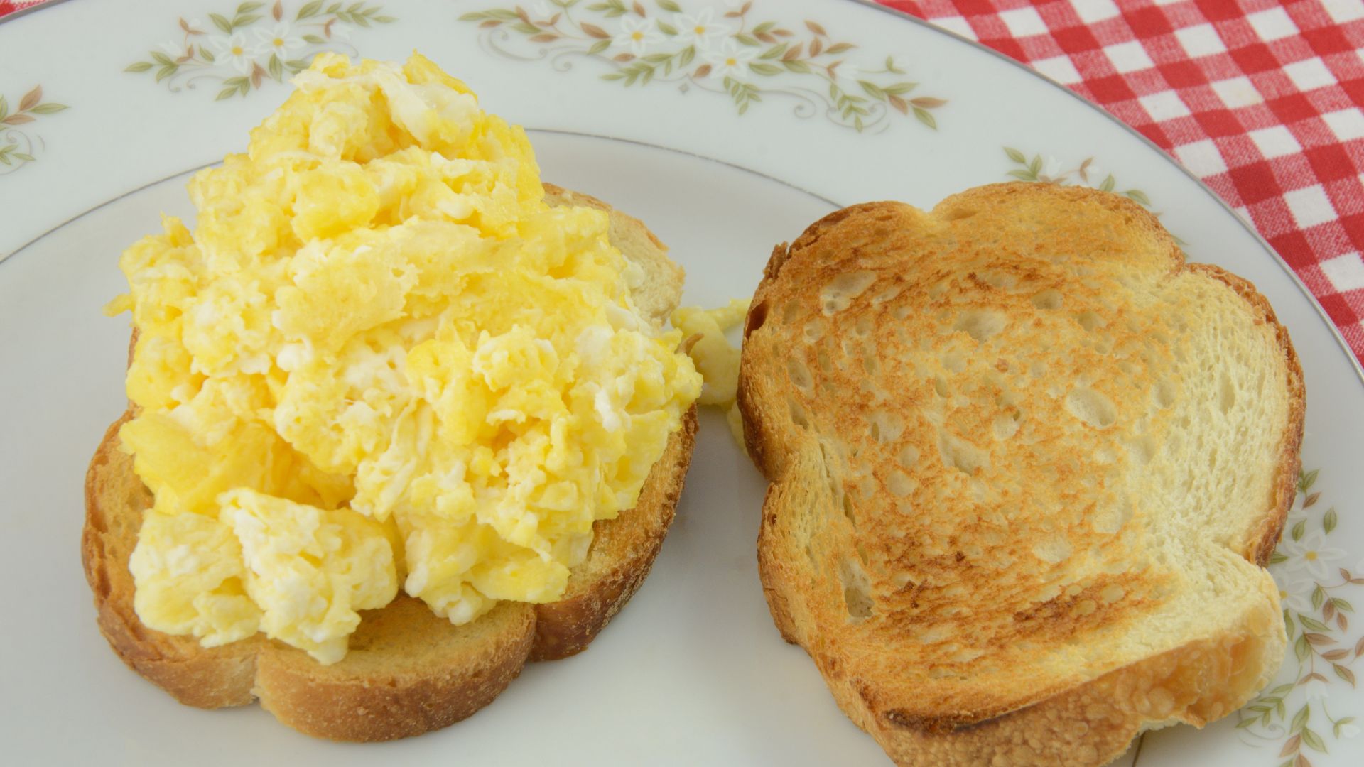 scrambled eggs with toast